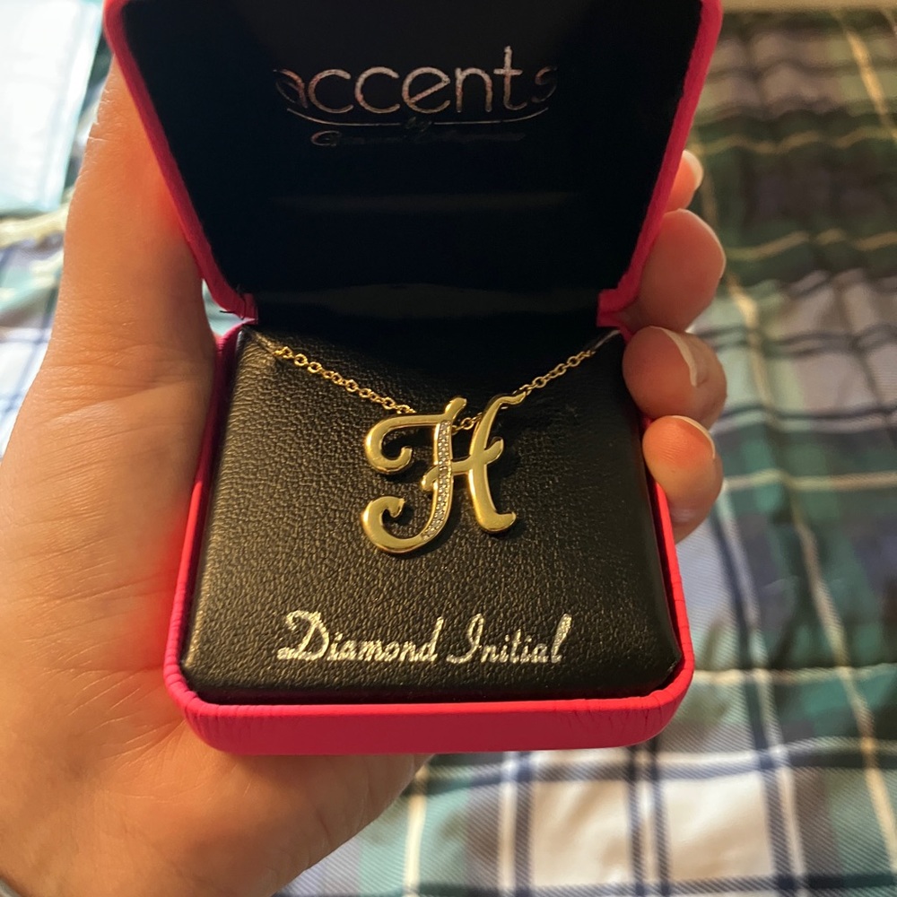 H Initial necklace - Picture 5 of 5